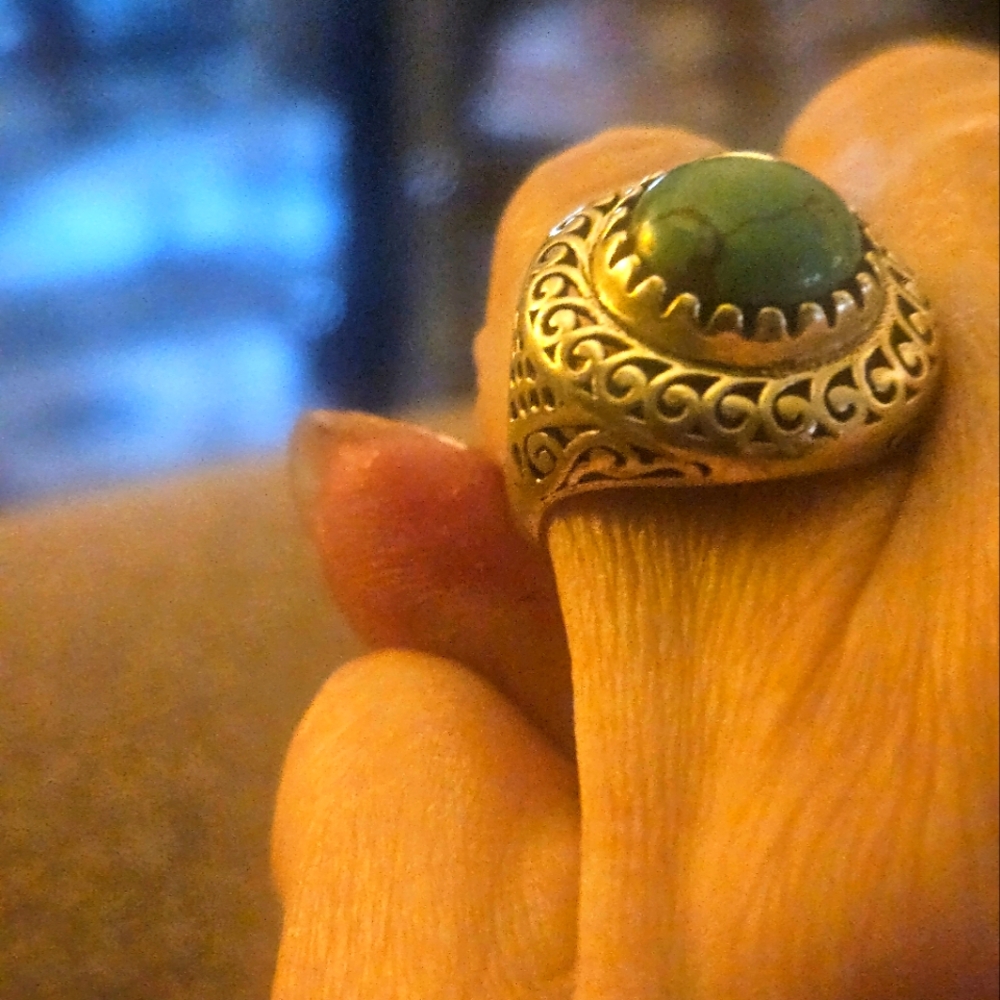 LOVELY VTG STERLING & TURQUOISE RING.GORGEOUS FILIGREE CUTOUTS.SITS HIGH ON HAND